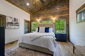 3 bedrooms, iron/ironing board, free WiFi, bed sheets - Family Fun Cabin Retreat w/ Arcade & Ping Pong (Broken Bow)