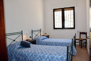 2 bedrooms, iron/ironing board, travel cot, bed sheets - Villa Salento Fronte Mare (San Pietro In Bevagna)