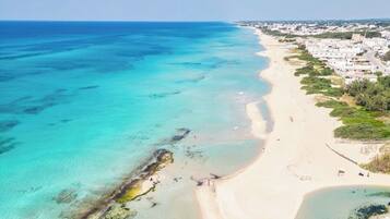 Sulla spiaggia, lettini da mare