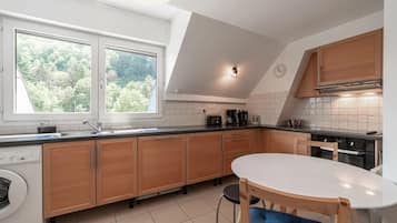 Een koelkast, een oven, een kookplaat, een vaatwasser