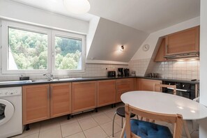 Fridge, oven, stovetop, dishwasher - Balcon sur le lac, charmant T3 avec vue spectaculaire (Duingt)