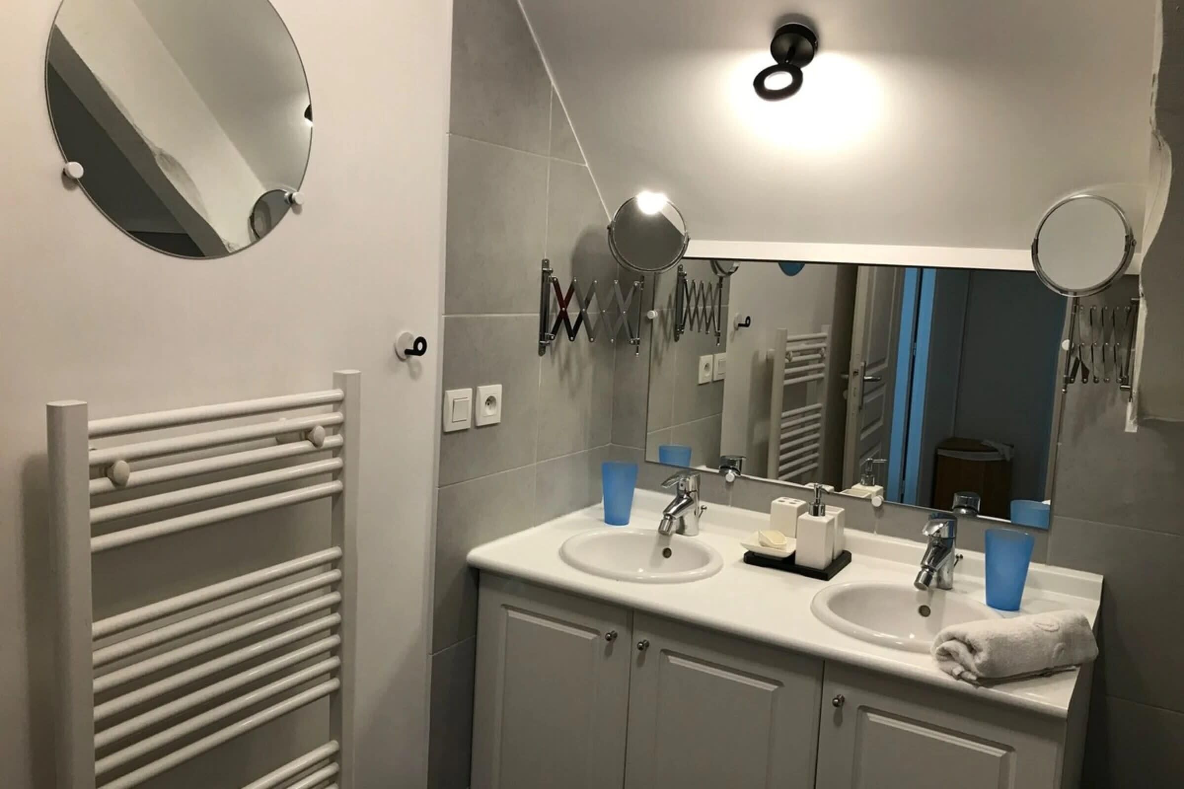 Een haardroger, handdoeken