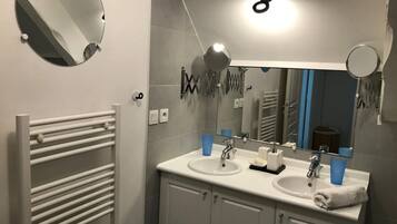 Een haardroger, handdoeken