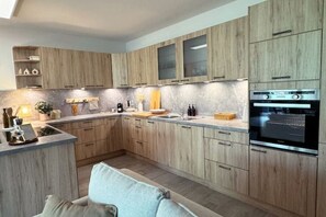 Kjøleskap, ovn, kokeplater og oppvaskmaskin