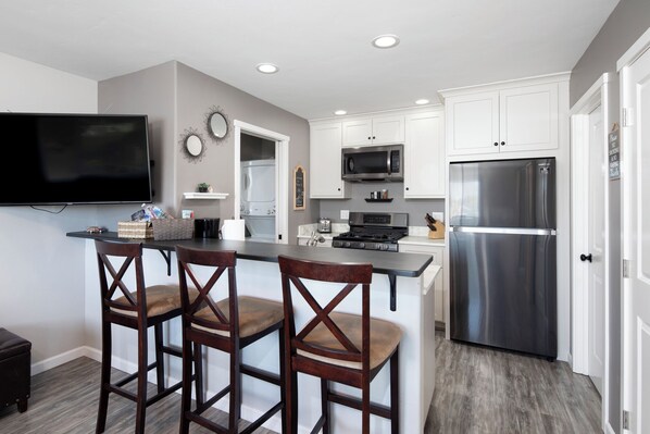 Fridge, microwave, oven, stovetop - 1203 Russ Court: 1 BR, 1 BA Apartment in Arroyo Grande, Sleeps 2 (Arroyo Grande)