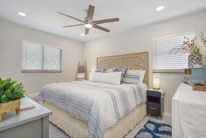 2 bedrooms, WiFi, bed sheets - Bonita Bungalow 1 Bike to Beach, Grill (Bonita Springs)