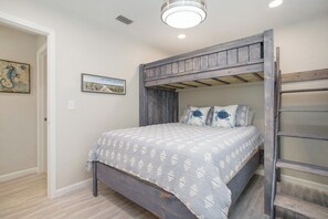 2 bedrooms, WiFi, bed sheets - Bonita Bungalow 1 Bike to Beach, Grill (Bonita Springs)