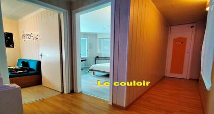 2-bedroom air-conditioned apartment with 4 beds + sauna. 5 min/beach. Pets free. 9 nights max.