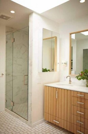 Douche, articles de toilette écologiques, sÚche-cheveux