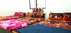 Schreibtisch, laptopgeeigneter Arbeitsplatz, kostenloses WLAN