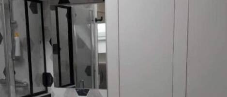 Serviettes fournies, savon, papier toilette