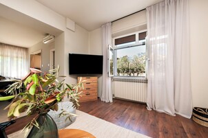 Familienhaus | Wohnbereich | 25-cm-Fernseher mit Satellitenempfang