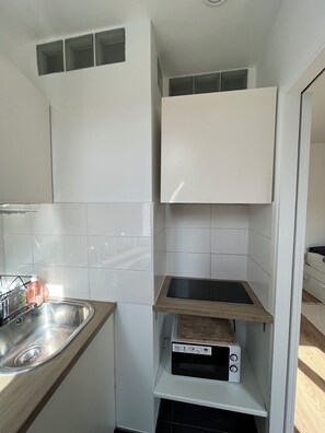Fridge, microwave, stovetop, coffee/tea maker - Charmant Studio rue Calme Bonne Localisation (Les Lilas)