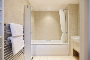 Apartment (2 Bedrooms) | Bathroom | Hair dryer - The Queensland Sanctuary - Trendy 2bdr Flat With Terrace (London)