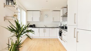 Apartment (2 Bedrooms) | Private kitchen - The Queensland Sanctuary - Trendy 2bdr Flat With Terrace (London)
