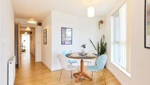 Dining - The Queensland Sanctuary - Trendy 2bdr Flat With Terrace (London)