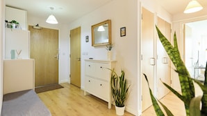 2 bedrooms, free WiFi, bed sheets - The Queensland Sanctuary - Trendy 2bdr Flat With Terrace (London)