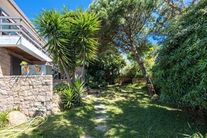 Property grounds - Family Home With Pool and Ocean Views, Located in a Peaceful Residential Area (Alcabideche)