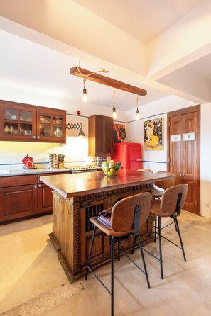 Fridge, microwave, oven, stovetop - Family Home With Pool and Ocean Views, Located in a Peaceful Residential Area (Alcabideche)