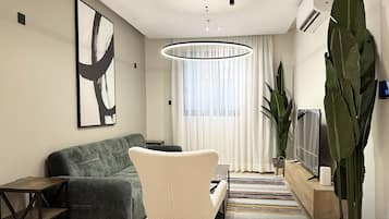 Apartamento de diseño, 3 habitaciones | Zona de estar | Una televisión de pantalla plana