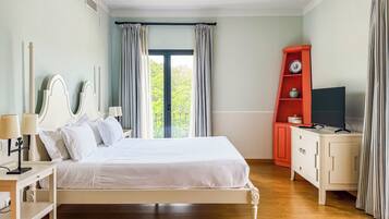 Minibar, desk, soundproofing, free WiFi