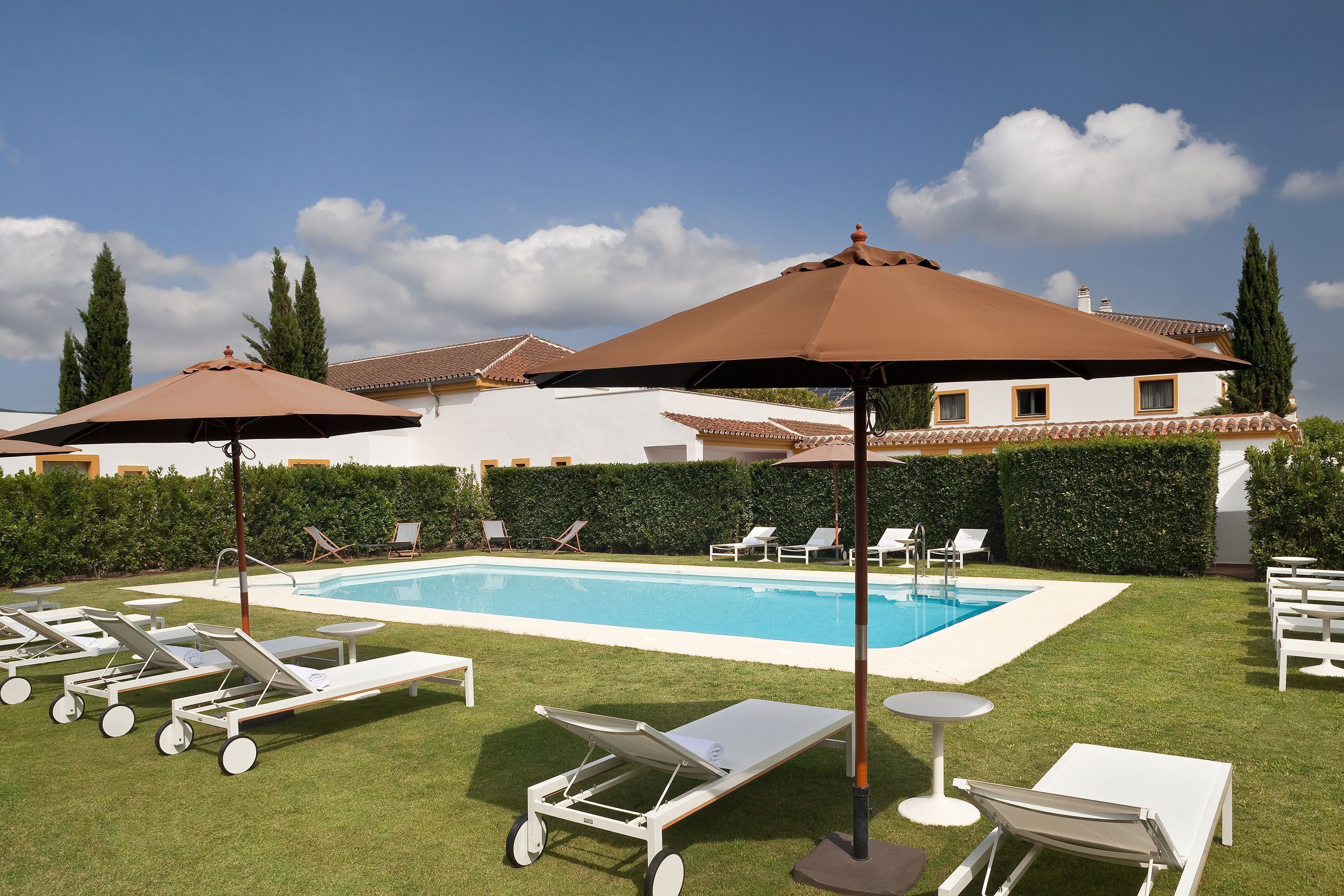 สระว่ายน้ำกลางแจ้งเปิดตามฤดูกาล