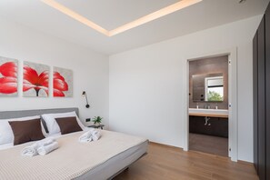 6 bedrooms, iron/ironing board, WiFi, bed sheets