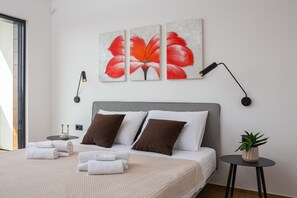 6 bedrooms, iron/ironing board, WiFi, bed sheets