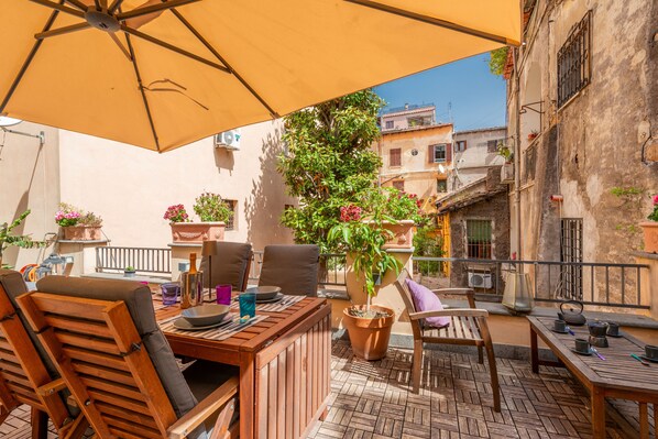 تناول الطعام بالخارج