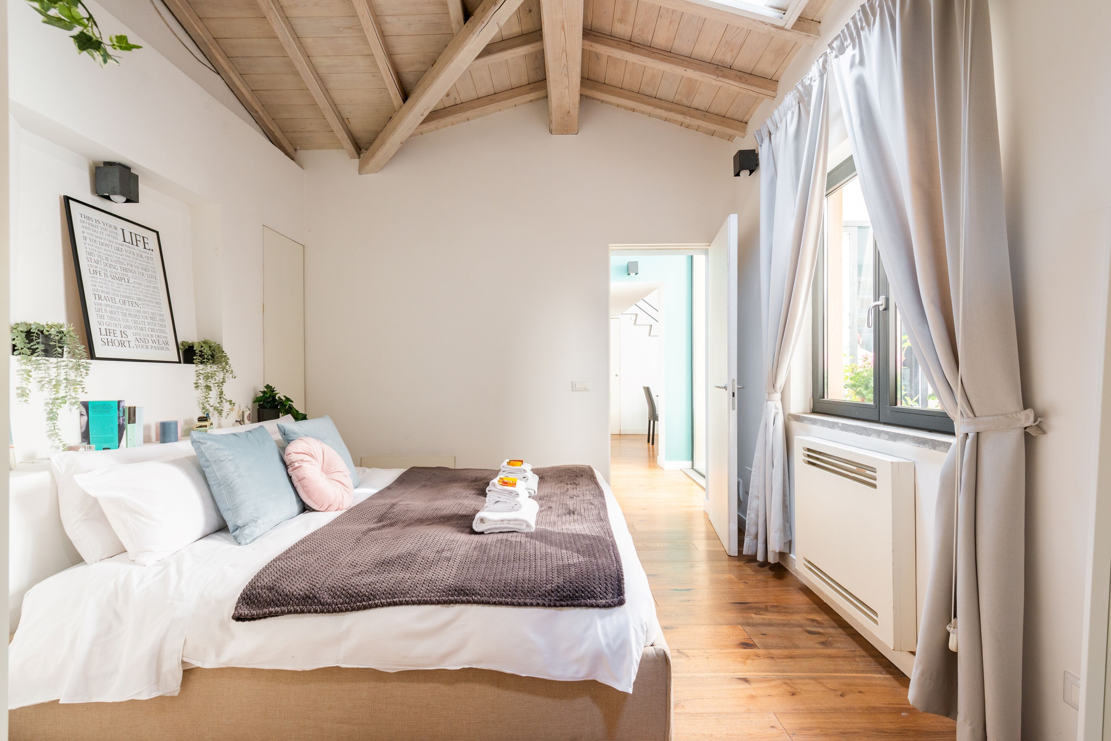 2 chambres, bureau, fer et planche à repasser, lit parapluie