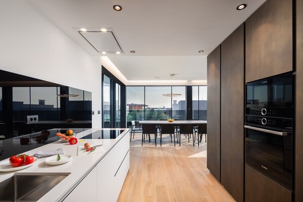 Réfrigérateur, four à micro-ondes, un four, surface de cuisson