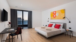 5 bedrooms, iron/ironing board, WiFi, bed sheets