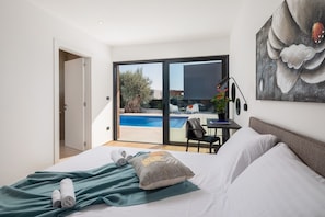 5 bedrooms, iron/ironing board, WiFi, bed sheets