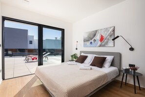 5 bedrooms, iron/ironing board, WiFi, bed sheets