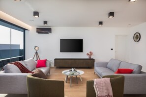 TV, pebolim, mesa de pingue-pongue
