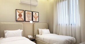 Design Apartment, 3 Bedrooms | 3 bilik tidur, langsir/tirai gelap terus, seterika/papan seterika 