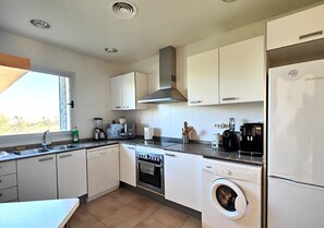 Fridge, microwave, oven, stovetop - Casa de una Sola Planta con Gran Terraza y Piscina, Confortable y Tranquila (L'Ampolla)