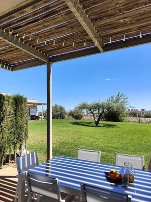 Outdoor dining - Casa de una Sola Planta con Gran Terraza y Piscina, Confortable y Tranquila (L'Ampolla)