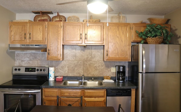 Kühlschrank, Mikrowelle, Ofen, Herdplatte