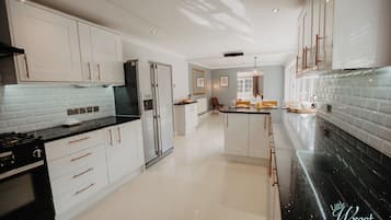 Kylskåp, mikrovågsugn, ugn och spishäll