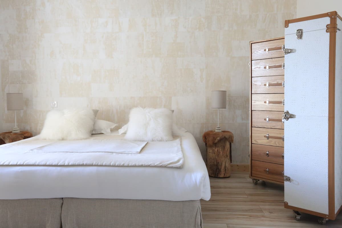 1 habitación, escritorio y ropa de cama