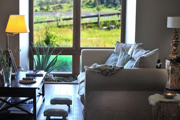 Lobby sitting area - instants d'Absolu Ecolodge & Spa (Neussargues en Pinatelle)