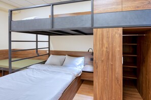 Chambre Quadruple Familiale | Coffres-forts dans les chambres, Wi-Fi gratuit, draps fournis