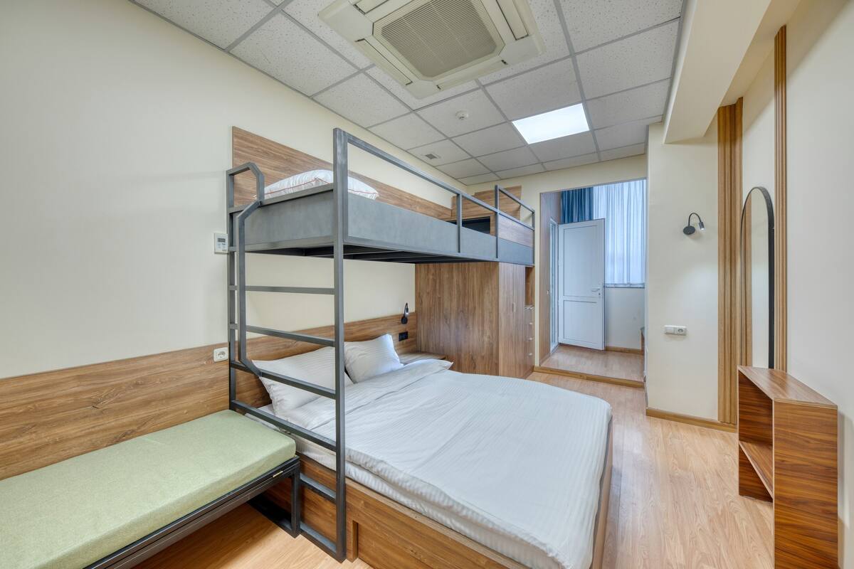家庭四人房 | 客房内保险箱、免费 WiFi、床单