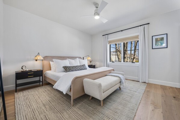 5 bedrooms, desk, WiFi, bed sheets