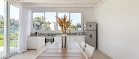 Fridge, oven, stovetop, dishwasher