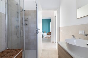 Dusche, Haartrockner, Bidet, Handtücher
