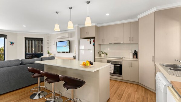 Fridge, microwave, oven, stovetop - Lazy Days - 7 Nereus Drive (NORMANVILLE)