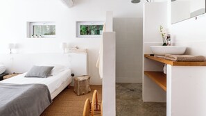 4 habitaciones, tabla de planchar con plancha, wifi y ropa de cama 