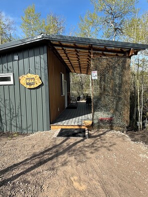 Property grounds - Payne Lake Wilderness Huts - Duck Blind (Mountain View)